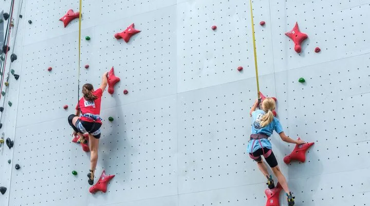 Kletternde Mädchen an einer Kletterwand | © Oliver Gobin