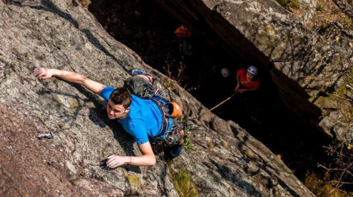 Mann klettert an Kletterfels | © Ronald Nordmann