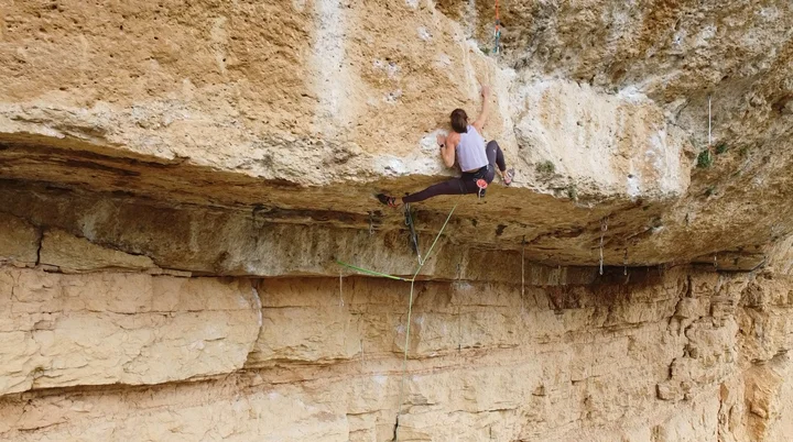 Frau klettert in gelblicher Felswand | © Birte Gutmayer