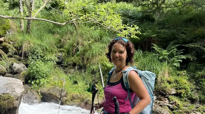 Frau, die barfuß in einem Fluss steht | © Gabi Eichler