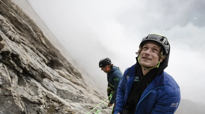 Kletterer beim Sichern, der nach oben blickt | © © Stefan Glowacz GmbH